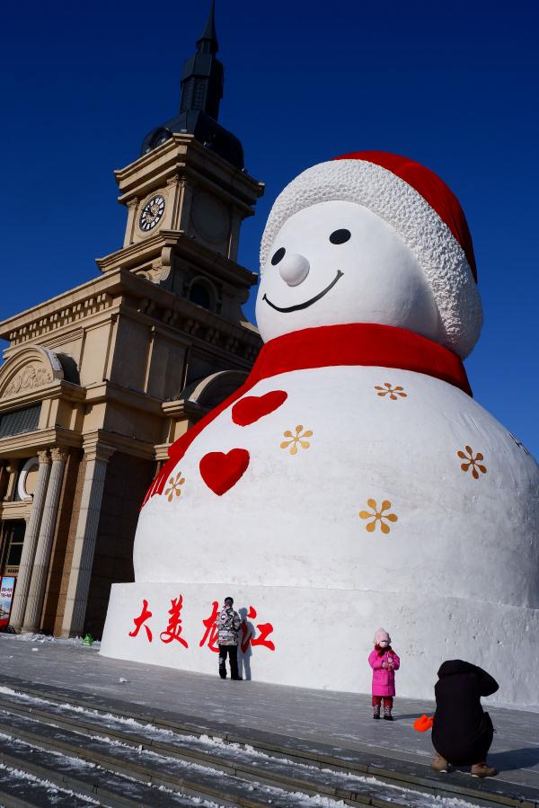 哈尔滨巨型卡通雪人引客来