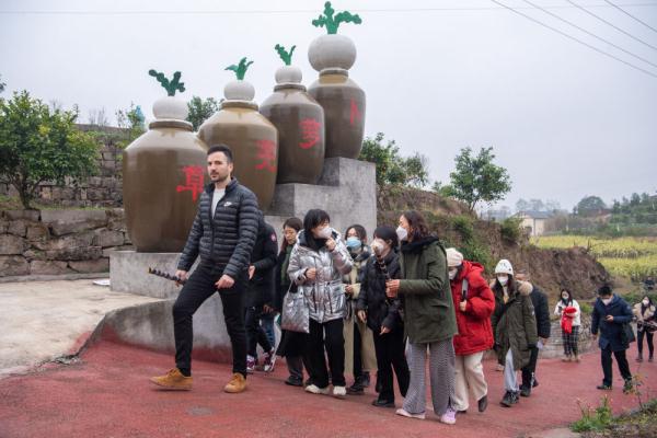 “歪果仁”体验中国传统习俗