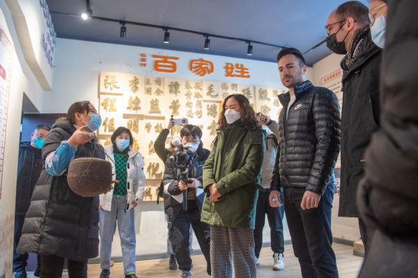 “歪果仁”体验中国传统习俗