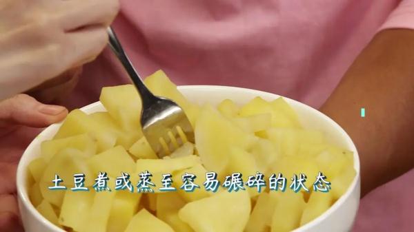 学会这两招，土豆软糯能拉丝，整鸡脱骨太过瘾