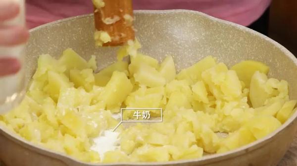 学会这两招，土豆软糯能拉丝，整鸡脱骨太过瘾
