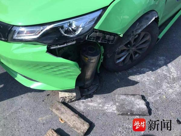 抄小路原本想节省时间，出租车撞上限宽地桩损失惨重