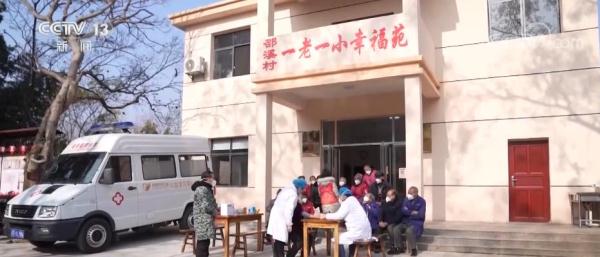 多地医护人员为农村困难群众送医送药