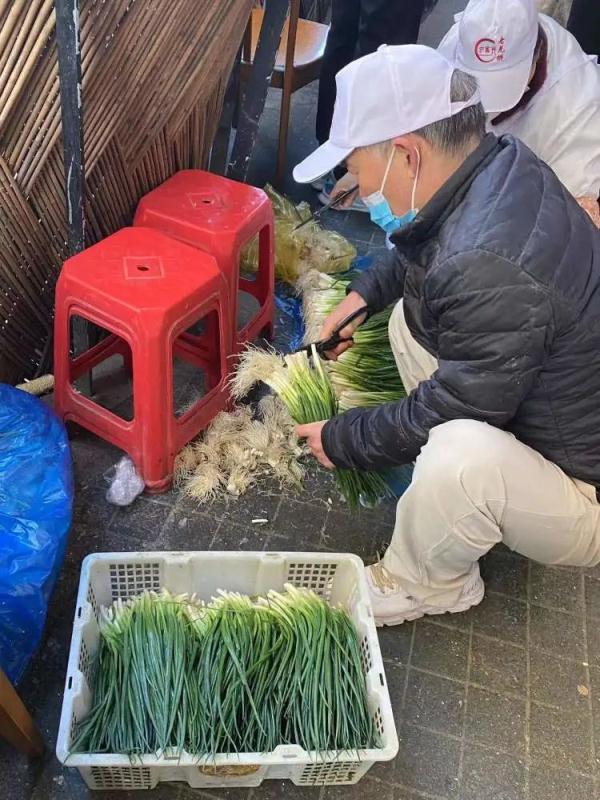 上海网红菜场偶遇爷叔“金句”频出：“我吃东西嘴很刁”！