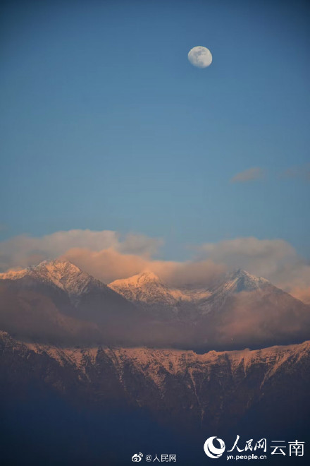 绝美！大理苍山日月同辉