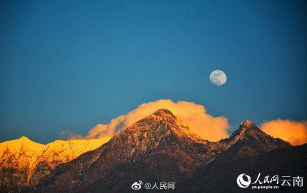 绝美！大理苍山日月同辉