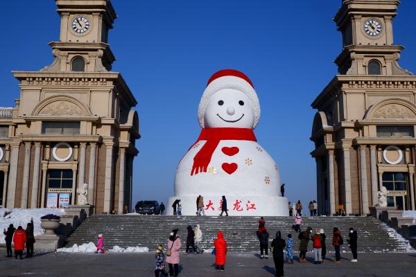 哈尔滨巨型卡通雪人引客来