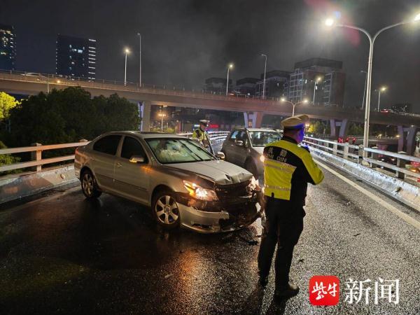 深夜驾车撞高架桥护栏,男子悄然离开现场“变身”肇事逃逸 深夜驾车撞高架桥护栏,男子悄然离开现场“变身”肇事逃逸