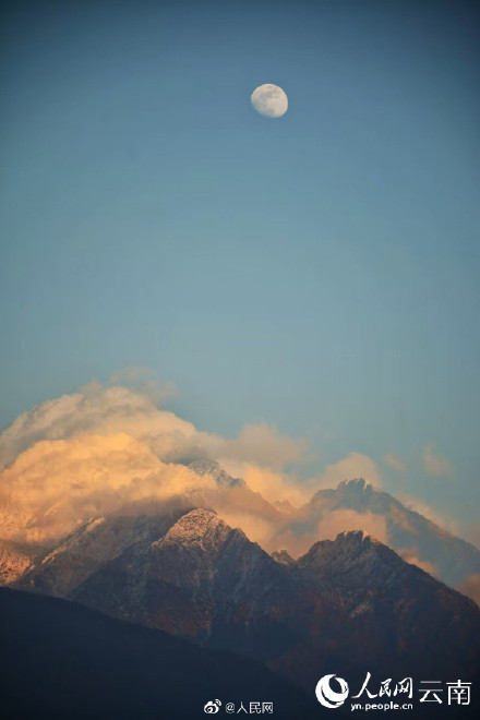 绝美！大理苍山日月同辉
