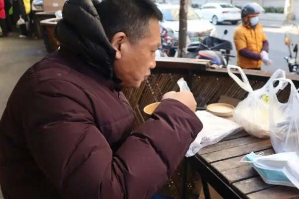 上海网红菜场偶遇爷叔“金句”频出：“我吃东西嘴很刁”！