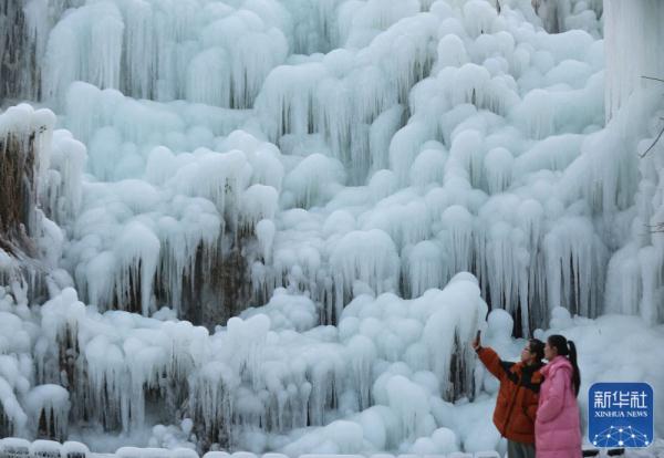 山东沂南：冬日冰瀑醉游人