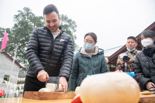 “歪果仁”体验中国传统习俗