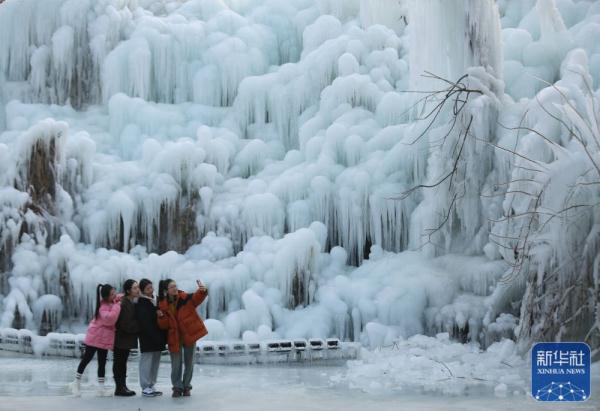 山东沂南：冬日冰瀑醉游人