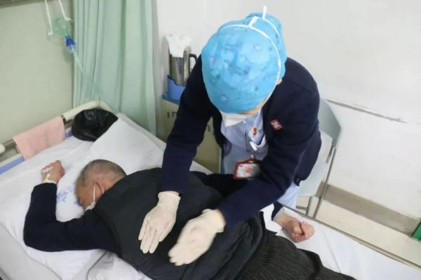97岁慢阻肺新冠患者出院,记住这个“救命姿势”!没有血氧仪如何判断缺氧 97岁慢阻肺新冠患者出院,记住这个“救命姿势”!没有血氧仪如何判断缺氧