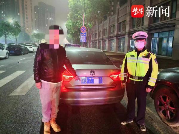 酒量大喝两瓶啤酒不影响开车？遇交警查酒驾他立即举手认错