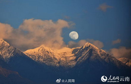 绝美！大理苍山日月同辉