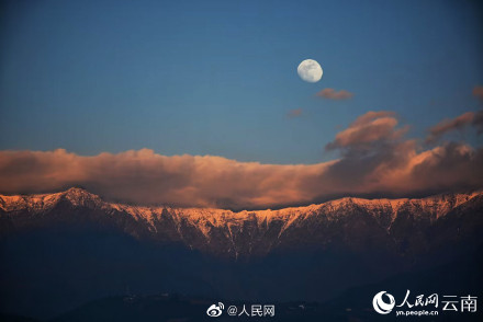 绝美！大理苍山日月同辉