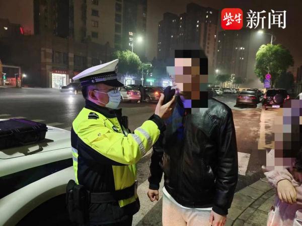 酒量大喝两瓶啤酒不影响开车？遇交警查酒驾他立即举手认错