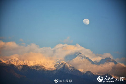 绝美！大理苍山日月同辉