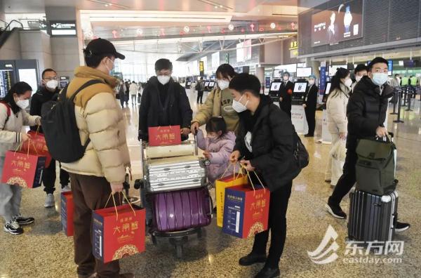 “三年了，今天我回家！”铁路上海站春运首日23万人踏上归途，这些举措很暖