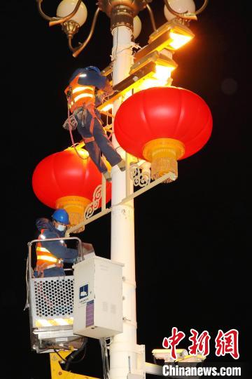 北京长安街春节景观布置启动 大红灯笼和中国结将于14日点亮