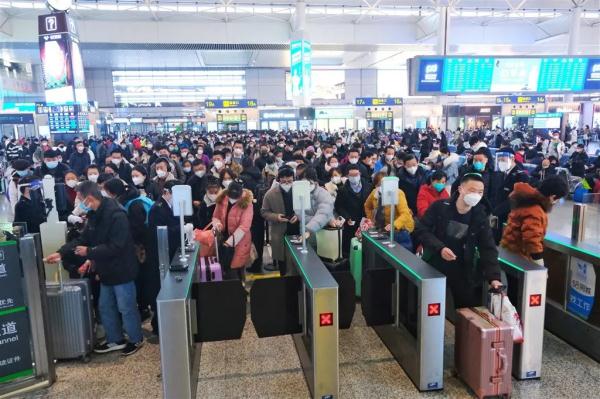 “三年了，今天我回家！”铁路上海站春运首日23万人踏上归途，这些举措很暖
