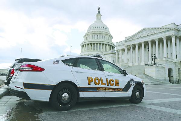 国会山骚乱两周年:“帽衫炸弹客”仍未找到,媒体叹民意撕裂依旧 国会山骚乱两周年:“帽衫炸弹客”仍未找到,媒体叹民意撕裂依旧