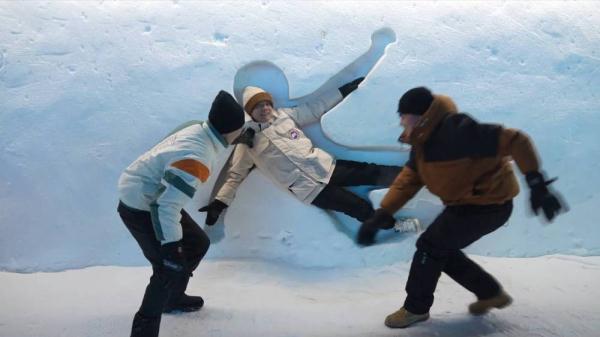 “中国冰城”有面雪做的“笑墙”