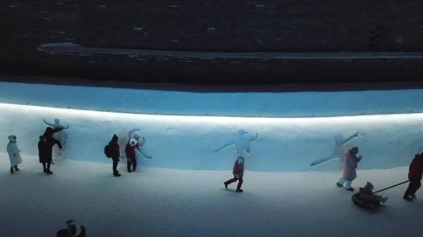 “中国冰城”有面雪做的“笑墙”