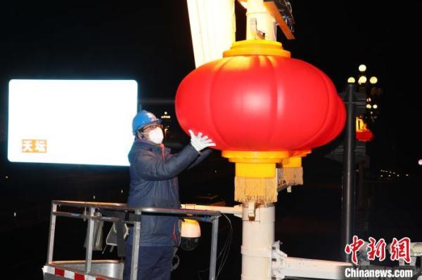 北京长安街春节景观布置启动 大红灯笼和中国结将于14日点亮