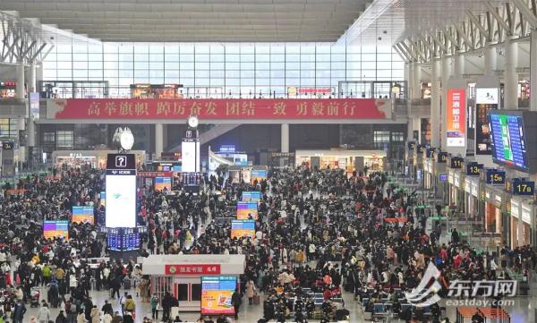 “三年了，今天我回家！”铁路上海站春运首日23万人踏上归途，这些举措很暖