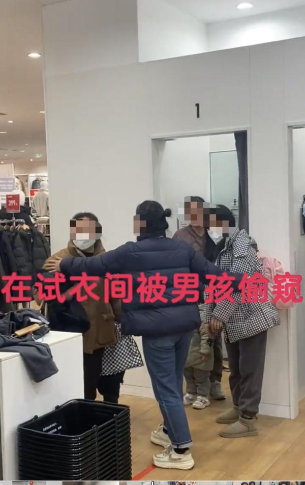 信阳警方对“女子在优衣库试衣间遭掀帘”事件立案