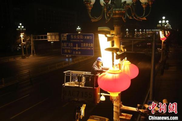 北京长安街春节景观布置启动 大红灯笼和中国结将于14日点亮
