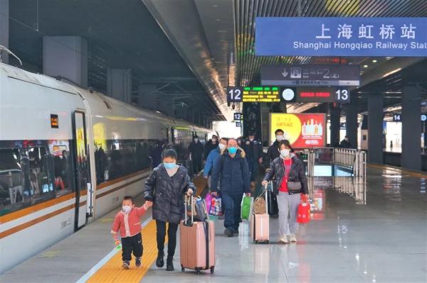 “三年了，今天我回家！”铁路上海站春运首日23万人踏上归途，这些举措很暖