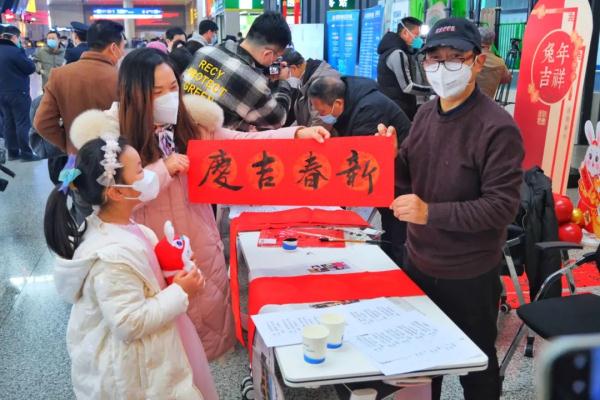 “两年没回家过年了,怎么会不期待?”春运开启!再现人潮 “两年没回家过年了,怎么会不期待?”春运开启!再现人潮