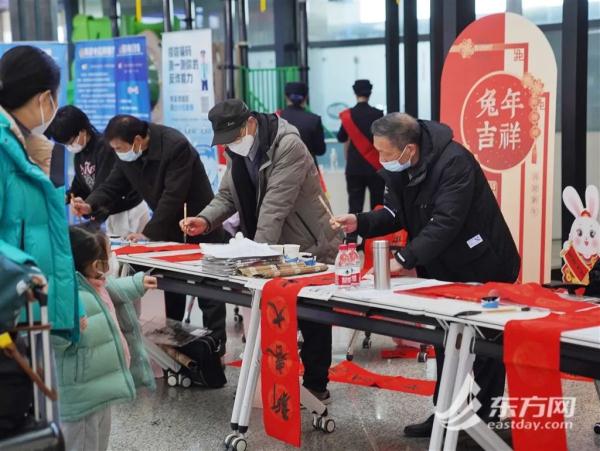 “三年了，今天我回家！”铁路上海站春运首日23万人踏上归途，这些举措很暖