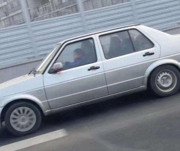 有小孩在成都街头开车？交警回应
