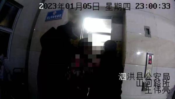 七旬老太夜晚下楼丢垃圾,被困电梯近一小时 七旬老太夜晚下楼丢垃圾,被困电梯近一小时