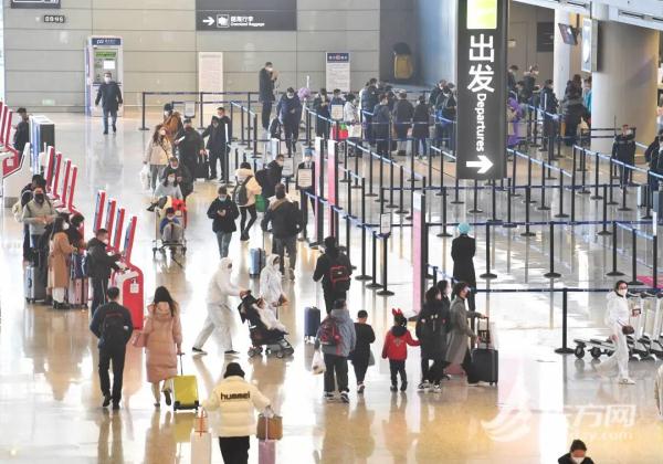 “三年了，今天我回家！”铁路上海站春运首日23万人踏上归途，这些举措很暖