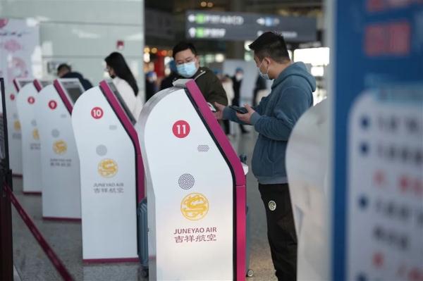 “三年了，今天我回家！”铁路上海站春运首日23万人踏上归途，这些举措很暖