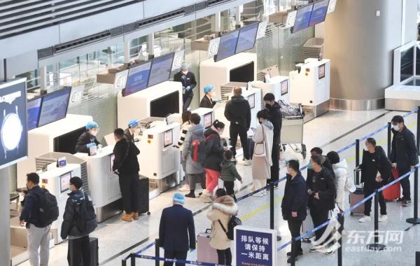 “三年了，今天我回家！”铁路上海站春运首日23万人踏上归途，这些举措很暖
