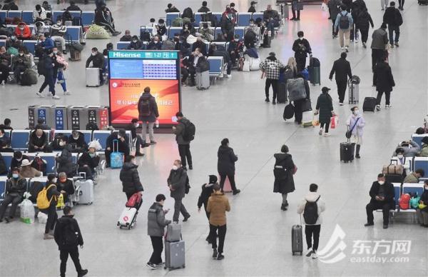 “三年了，今天我回家！”铁路上海站春运首日23万人踏上归途，这些举措很暖