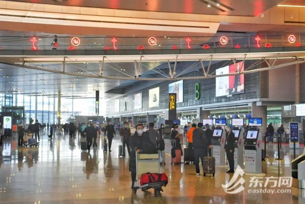 “三年了，今天我回家！”铁路上海站春运首日23万人踏上归途，这些举措很暖