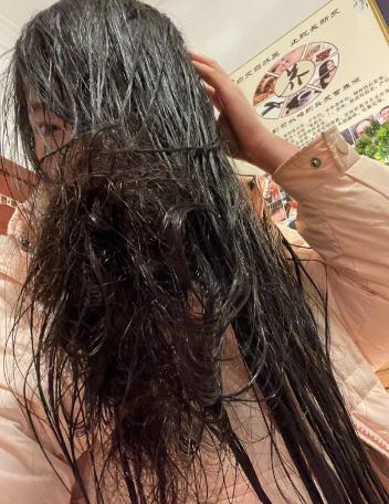 蓄了10年的长发一朝变“鸡窝”！女子怀疑有人故意使坏，商家解释称……