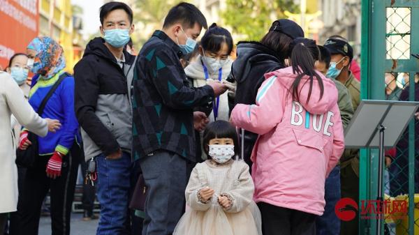 中越河口口岸正式恢复通关,越南工作人员准备鲜花迎接中国游客 中越河口口岸正式恢复通关,越南工作人员准备鲜花迎接中国游客