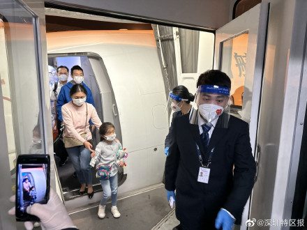 入境免隔离后首批旅客抵深 !深圳机场T3航站楼国际入境区恢复启用 入境免隔离后首批旅客抵深 !深圳机场T3航站楼国际入境区恢复启用