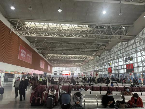 成都春运首日：出行有序 服务暖心