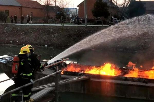 江苏一渔船被烧成空壳，背后的原因不容忽视！