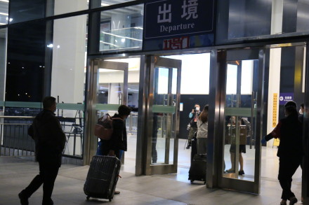 直击深圳福田口岸通关！有旅客激动哽咽