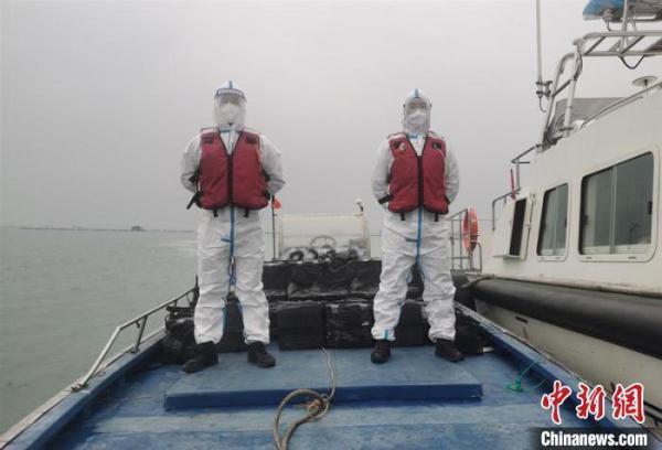 广西海警在北部湾海域查扣涉走私香烟8700余条